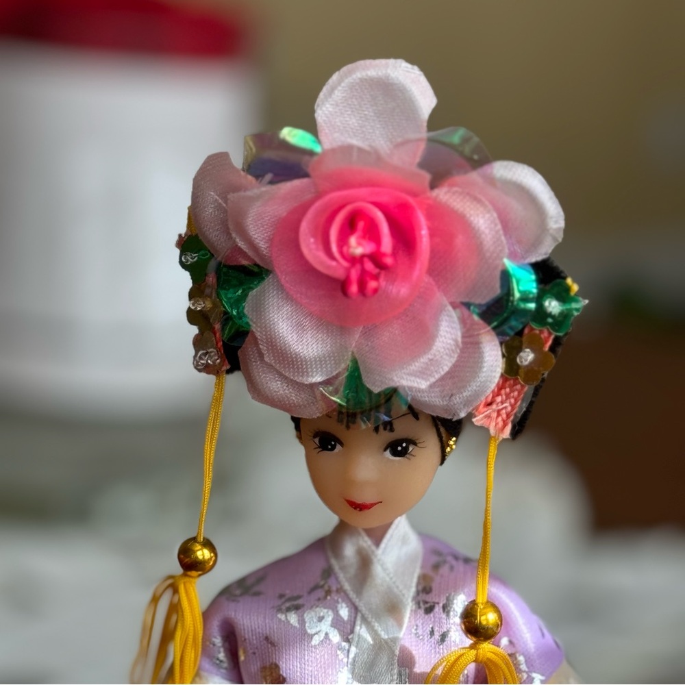 Vintage elegance China doll, in excellent condition!